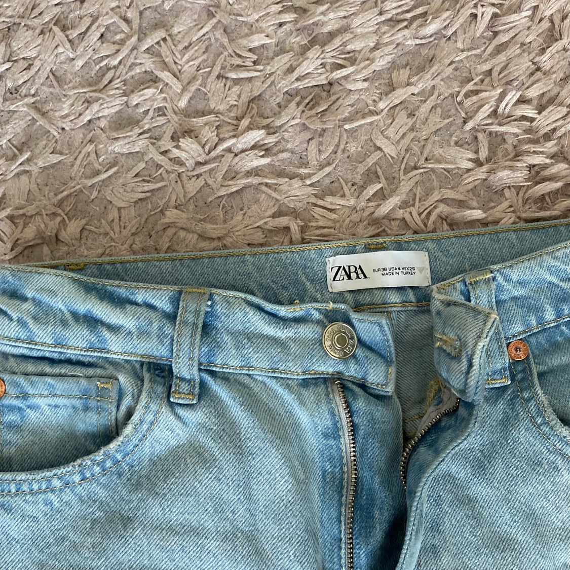 Ljusblåa högmidjade jeans
