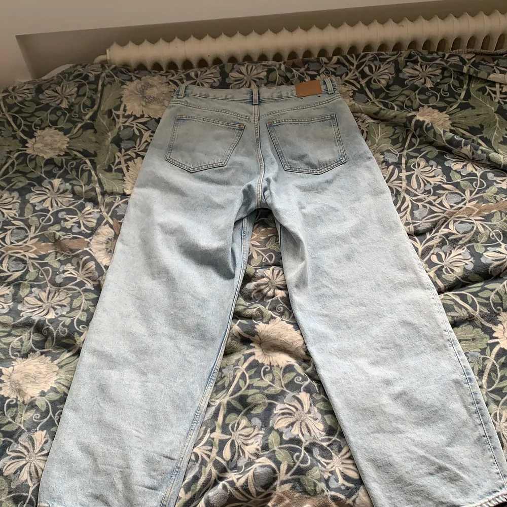 Ett par ljusblåa, mid waist, ”oversize” jeans från Weekday. Dessa har varit mina favoriter i snart 2 år men använder dem inte lika mycket längre. Längden på dem är super för dig som är lite kortare, själv är jag 165 och de sitter perfekt på mig! De sitter lite löst i midjan men annars sitter de super på kroppen!!☺️. Jeans & Byxor.