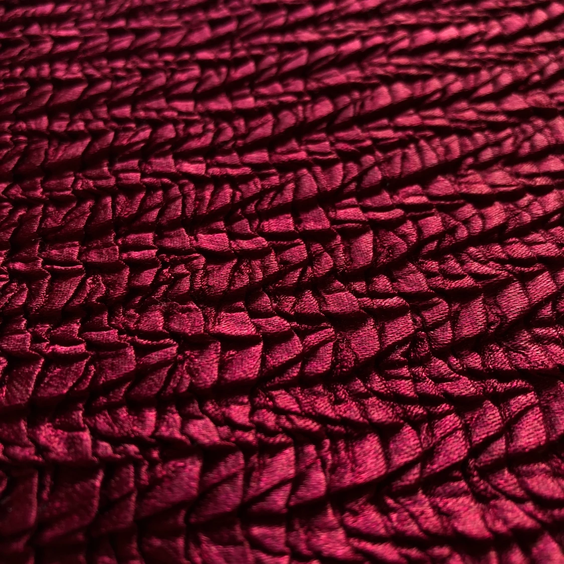 Vinröd tröja med unikt material - 91