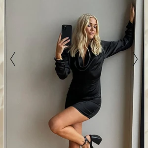 Svart satin klänning - Svart satin klänning med långa armar med en rynkad detalj. Draperad detalj vid urringningen! Använd endast en gång så i nyskick! Storlek 32 men passar även 34❤️‍🩹 Bilderna är lånade från nakd hemsida! Nypris är 550kr, mitt pris är 299kr