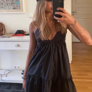 Zara klänning  - Inte mina bilder! Svart populär klänning från Zara i storlek S, använd en gång. Köp direkt för 400+ frakt🤍