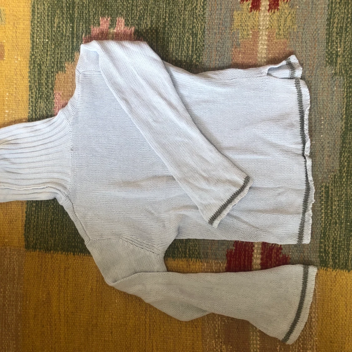 Stickad tröja med silverdetaljer 