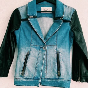 Jeans jacka  - Använd fåtal gånger , den är i bra skick 