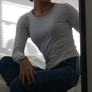 Långärmad T-shirt  - Långärmat T-shirt från märken cue. Skönt material men har dessvärre en fläck, knappt synlig däremot men skriv i kontakta så skickar jag en bild! 