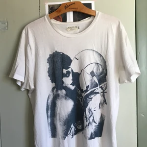 tshirt med tryck - Tshirt med blått tryck från Jack & Jones. Strl L. Bra skick, nästan som ny. Kan skicka fler bilder eller mått vid begäran. Om fler är intresserade blir det budgivning. Kolla gärna in mina andra annonser, samfraktar gärna🐅