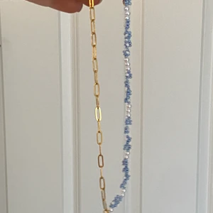 Pärlhalsband med guldkedja - Handgjort halsband! Finns bara en! 🤍 går att välja längd. Frakten ingår (ej spårbar)