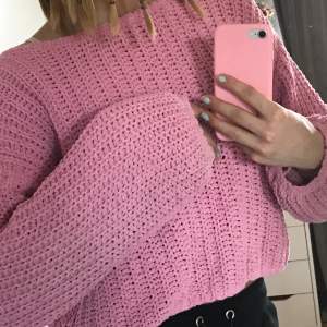 Säljer denna rosa stickade tröja då den blivit lite liten och ej kommer till användning! Använd men mycket fint skick!