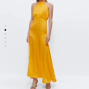 UTERQUE klänning  - INTRESSEKOLL på denna klänningen från üterque! Nypris 2000kr, men helt slutsåld både på Zalando och på deras hemsida. Tänkte ha på balen, men storleken var inte perfekt. Säljer endast vid bra bud!❤️