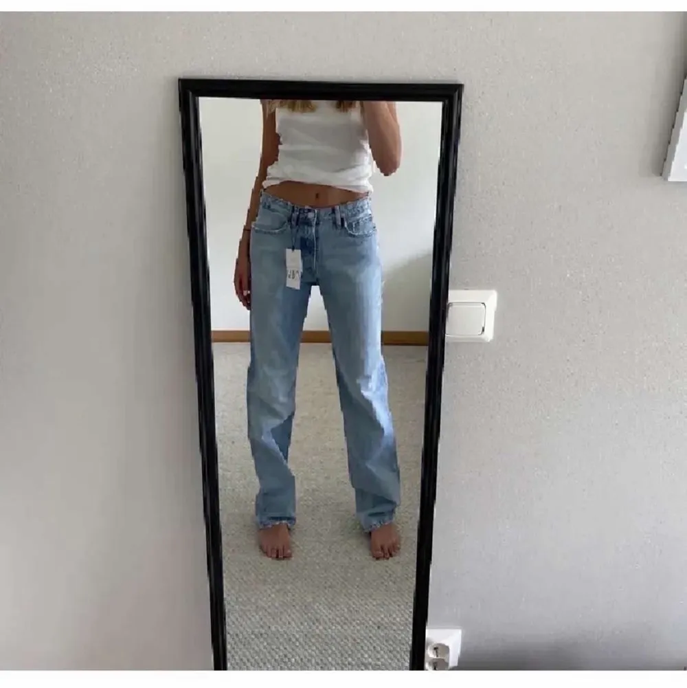 Säljer mina älskade zara mid waist jeans💗💗de är knappt använda men jag har sytt upp dem så de ska passa någon som är 155-160, men det går att sprätta upp💗💗högsta bud: 210      Man kan köpa direkt för 280💗. Jeans & Byxor.