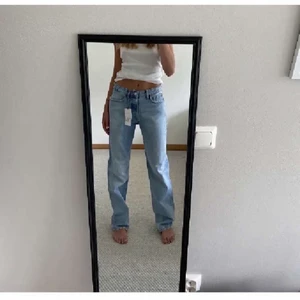 Zara mid waist - Säljer mina älskade zara mid waist jeans💗💗de är knappt använda men jag har sytt upp dem så de ska passa någon som är 155-160, men det går att sprätta upp💗💗högsta bud: 210      Man kan köpa direkt för 280💗