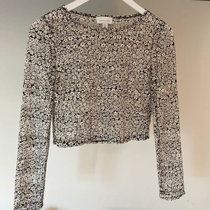 Topp - Jätteball tröja från Topshop!! Toppen är croppad och tyget är ”ihåligt” (se sista bilden) Den är i bra skick och aldrig använd. Säljer pga den är för liten💓