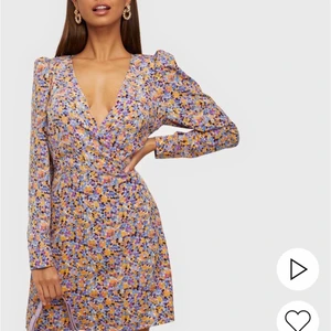 Färgglad klänning  - Superfin klänning ifrån Vila/Nelly. Perfekt till sommaren. Endast använd en gång. Nypris 549💙💜💖💛💚