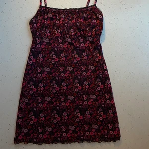 Klänning från Urban med lapp kvar - Så himla snygg klänning från Urban Outfitters som tyvärr är helt oanvänd på grund av att den sitter lite för kort på mig som är 178 cm. Pris går att diskuteras! 