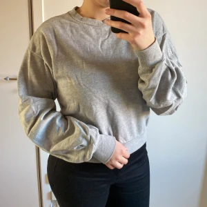 Tjock tröja - Tjock tröja i storlek S. Liten fläck i mitten men inget märkvärdigt 