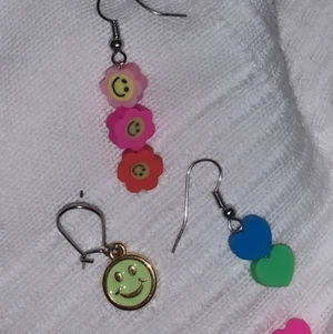 Handmade örhängen 💖🍬💜 - Handmade örhängen i olika färger och former 💜 60kr/ par.  finns att beställa custom made i de färger du önskar! Skriv ett meddelande för frågor eller så mer på hannashoops.com 🥰✨