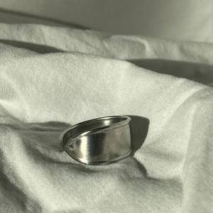 Ring - Skithäftig ring, med omkretsen 7 cm! Alla pengar går till WWF! Köparen står för frakt!