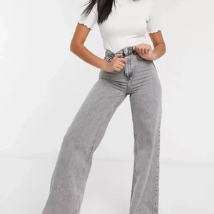 Gråa vida jeans från asos - Gråa vida jeans från asos. Storlek 34 men passar en 36 också. Använda men jättefint skick. Köpta för 399kr och säljs för 200kr.