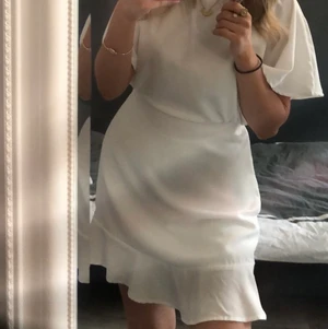 Klänning  - Säljer nu min fina vita studentklänning. Perfekt till sommaren eller studenten💕. Väldigt bra skick använd ett tillfälle , nyskick. Det är även en fin öppning i ryggen. Storlek 36. Antar att den är slutsåld eftersom jag inte kan hitta den på hemsidan. Kan skicka fler bilder på den💕 säljer den för 300kr+frakt 