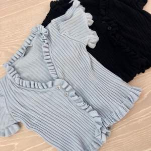 Beauty game knit top från Chiquelle. Storlek one Size men motsvarar ungefär XS/S/M. Ordinarie pris 399kr. Har både svart och ljusblå. Köp en för 100kr eller båda för 150kr. 