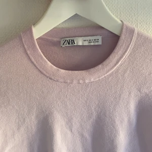 tröja från zara - finstickad tröja med guldknappar från zara i strlk S❤️ hyfsat tunn i materialet!