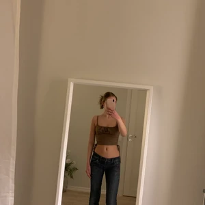 Linne med snören i sidan💕 - Hejj, säljer detta linnet från shein, man kan dra åt i sidorna så linnet blir kortare eller längre, väldigt bra skick💕💕