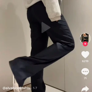 kolla gärna mina andra annonser! - (lånade bilder från alva blomdahls tiktok) Ny annons eftersom den förra blev så rörig! Säljer dehär väldigt populära kostymbyxorna från zara i storlek S, helt nya med lappar kvar! !!!