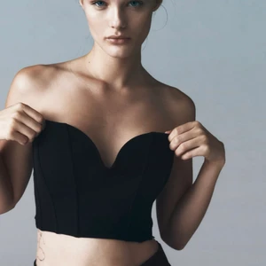 Croptop från zara - Säljer min fina topp från zara! Aldrig använd. Storlek S. Frakten är inräknad i priset😊