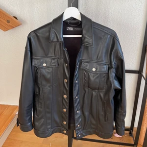 Svart skinnjacka från zara - svart skinnjacka från zara i strl XS men som är oversized❤️‍🔥❤️‍🔥❤️‍🔥