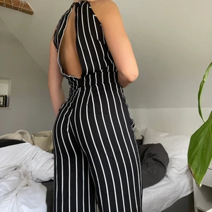 Randig Byxdress - Randig byxdress från BikBok i storlek XS💓💓 Otroligt fin men tyvärr är benen lite för korta för mig. Jag är 175 och byxkanten slutar vid ankeln🥺 Jag har även sytt upp den vid kragen men kan enkelt sprättas upp om man har en lite större byst 😋 Otroligt fin och formar sig fint med kroppen 😍😍