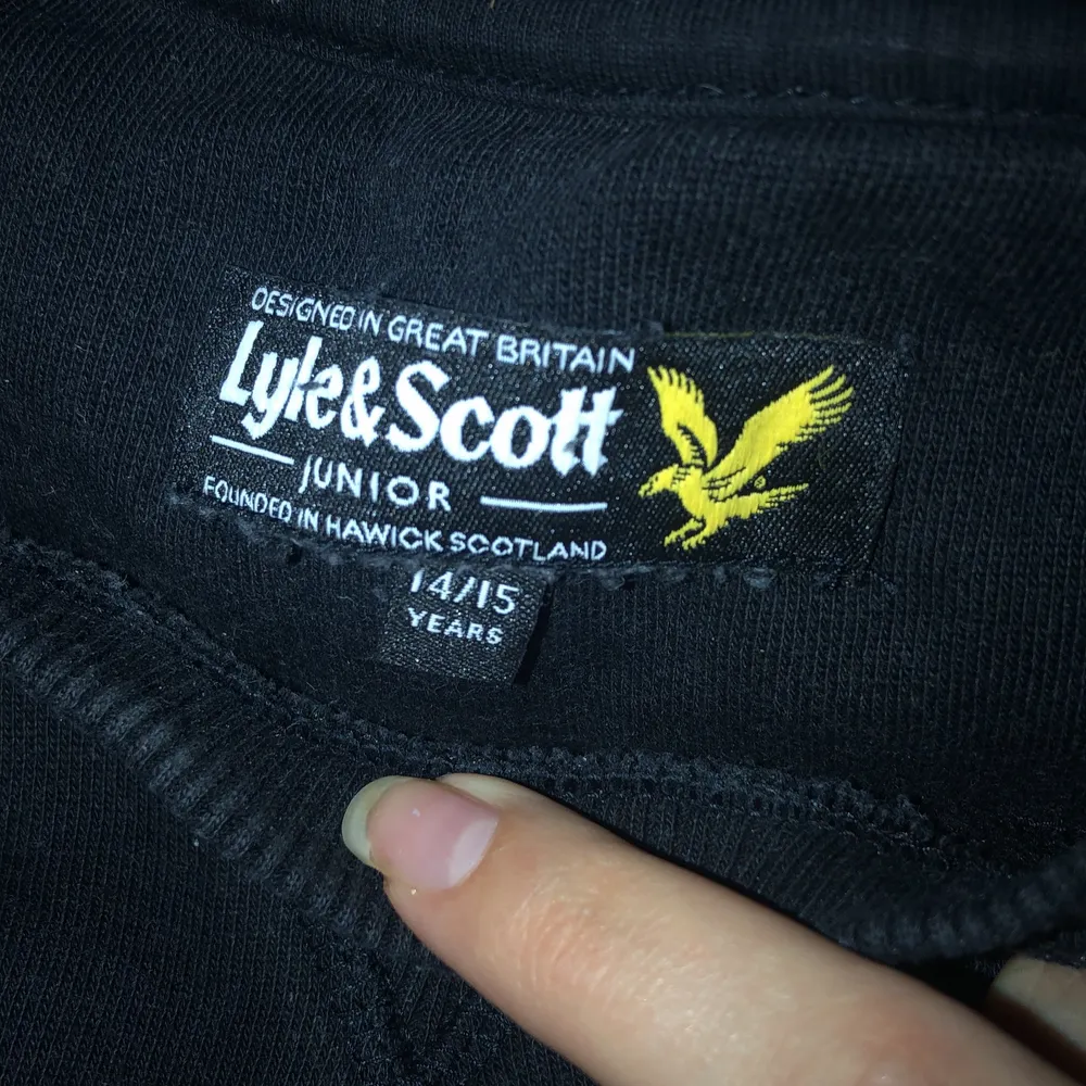 Säljer min svarta lyle & scott hoodie. Andvänt några gånger, I bra skick. Är bra i storleken och är inte oversized. Kan mötas eller postas.💕. Tröjor & Koftor.