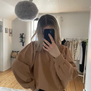Storlek L - En oversize brun tröja köpt ifrån lager 157. Säljer då jag tyvärr inte använt den. 