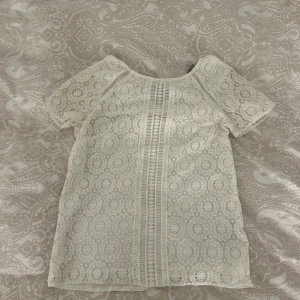 Vit topp - Jätte söt spets t-shirt💕