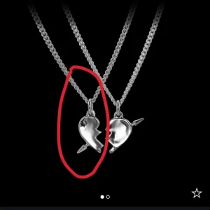 Maria nilsdotter - Säljer mitt maria nilsdotter halsband. Längd 45 utan defekter!! Smycket har en annan smalare kedja fast som fortfarande är ifrån maria nilsdotter