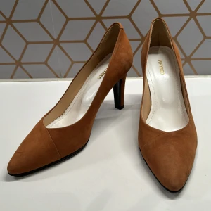 Whyred mocka pumps - Nya fina mellanbruna mockapumps. Whyred st37 liten storlek