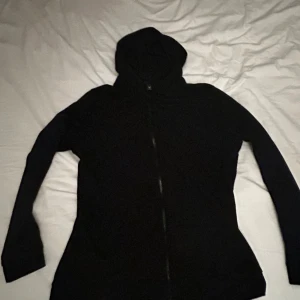 Soc Zip Up Hoodie  - Snygg zip, bra skick inga skador 
