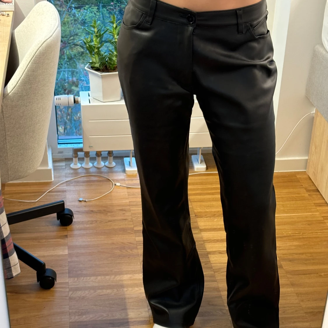 PU wide byxor från Bikbok - 90