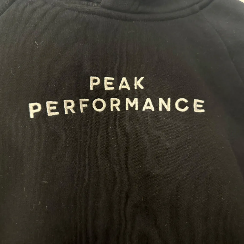 Svart peak performance Hoodie. Använd enbart 5gånger så i väldigt bra skick. . Hoodies.