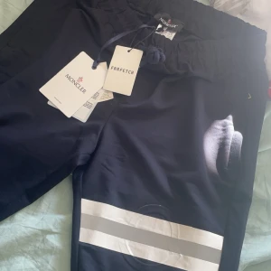Moncler byxor  - Jätte fina byxor för dam eller män och nypris 550£   Men säljer för 800kr! Pris kan diskutera vid snabbt köp 
