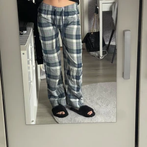 Pyjamas  - Pyjamas byxor, otroligt sköna lite tunnare material men asså sköna säger jag bara