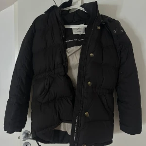 Boomerang Alexandra Down Jacket - Denna boomerang jacka är använd tre säsonger, därav inte i splitternytt skick. Jackan är däremot fin och är i storlek XS. Nypris på jackan är 5999 kr och den är köpt på Thernlunds.