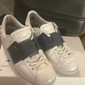 Valentino open - Ett par riktigt skjyssta valentino opens i storlek 43 passar även 44. Skick 9/10 inga stora skador bara något litet som inte syns vid användning. Hör av er vid minsta lilla!