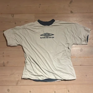 Reversible Umbro tshirt - Går att vända ut o in för ett annat utseende, vintage. L men passar som M
