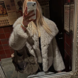 Pälsjacka zara - Så fin, kommer tyvärr inte till användning, använd fåtal gånger under förra vintern❤️ Liten i storleken så passar mig som brukar ha M, lite oversized