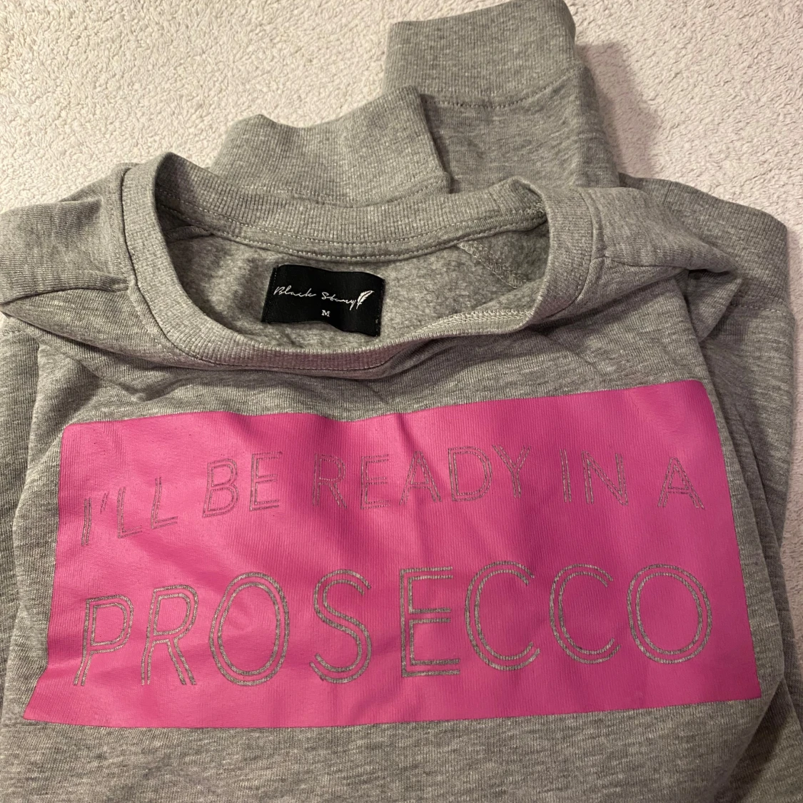 Grå sweatshirt med rosa tryck