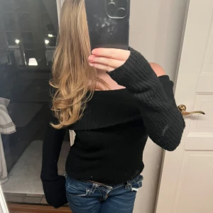 Off shoulder tröja - Stickad off shoulder tröja från h&m i storlek XS
