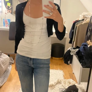 Svart kofta  - Hur snygg🤩 Säljer denna supersnygga kofta i ett jättebra sick 🥰❤️Den är inte nopprig eller så använd😍