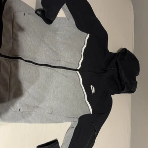 Helt ny nike tech kofta, storlek M för endast 499kr - Jag såljer min nike tech kofta, eftersom den inte passade min stil helt ny går för 1000+ men jag säljer den för endast 499kr.