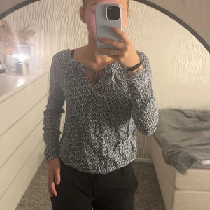 Blusar - Jättesöt blus som är i jättebra skick🥰