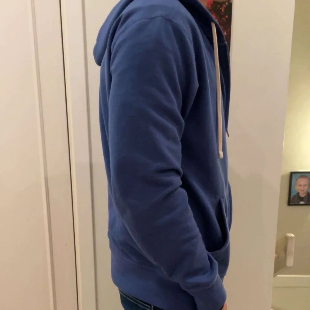 Fet Ralph Lauren hoodie i väldigt bra skick! Storlek L men passar M! Modellen är 184 cm🤩. Hoodies.