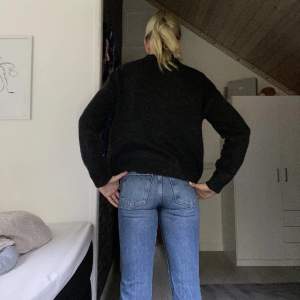 Super fina jeans från Gina Tricot i modellen full lenght , hålen har gjort själv och byxan är i super skick inte använd mycket